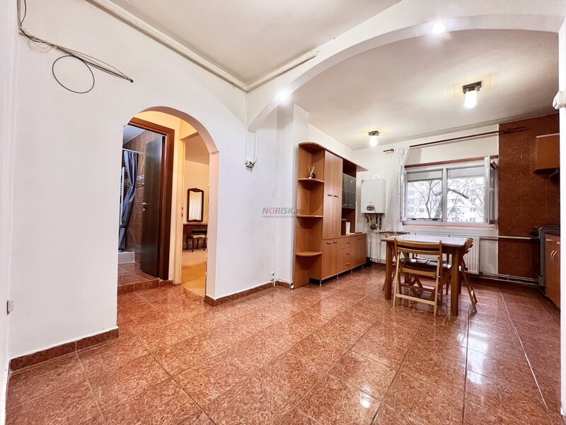 Nerva Traian, 2 camere decomandat, 62 mp, bl. 1990, centrala, metrou, et. 1