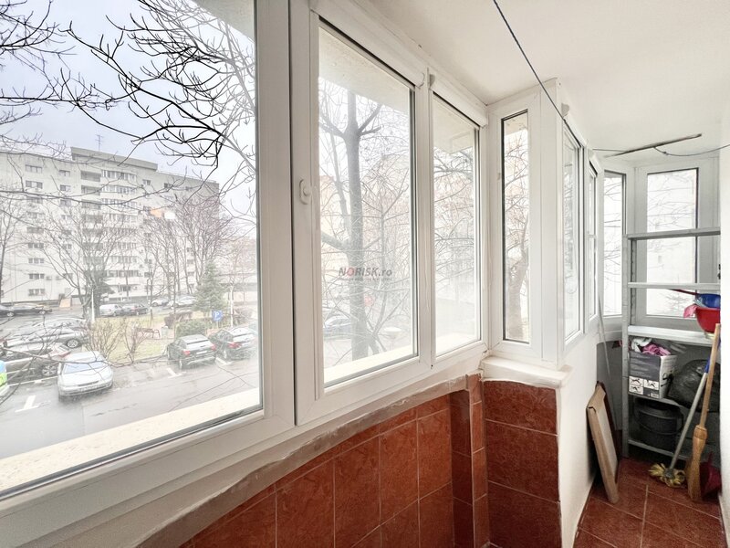 Nerva Traian, 2 camere decomandat, 62 mp, bl. 1990, centrala, metrou, et. 1